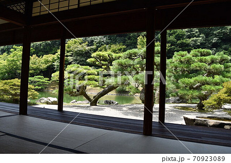庭園内の和室から眺める外の風景 70923089