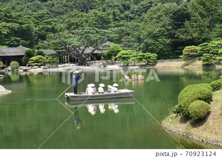 湖に浮かぶ渡し舟と船頭 湖に浮かぶ渡し舟と船頭 70923124