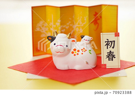 お正月イメージ 丑年 置き物 70923388