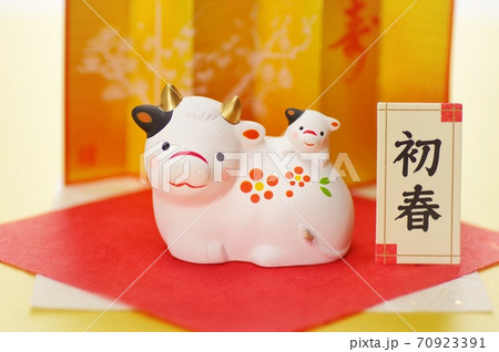 お正月イメージ 丑年 置き物 70923391