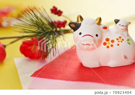 お正月イメージ 丑年 置き物 お正月イメージ 丑年 置き物 70923404