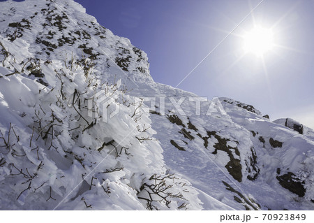 厳冬期の谷川岳 氷がついた枝と岩 厳冬期の谷川岳 氷がついた枝と岩 70923849