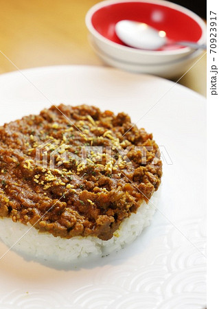 白米の上にのっているキーマカレー 70923917