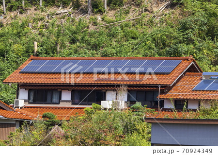 和風のエコ住宅と裏山の緑 和風のエコ住宅と裏山の緑 70924349