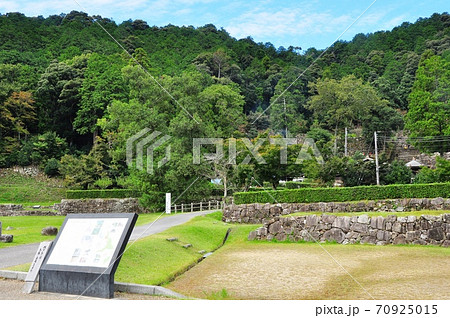 滋賀県 安土城址(城跡)の大手道と観光案内板 滋賀県 安土城址(城跡)の大手道と観光案内板 70925015