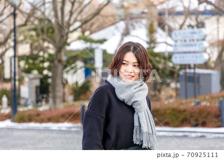 函館元町を観光する若い女性 70925111