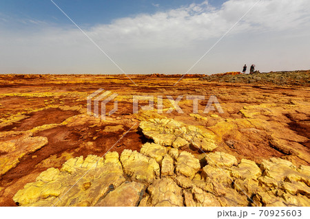 エチオピアのダナキル砂漠ツアーで立ち寄った、ダロール火山近くの不思議な風景と空 70925603