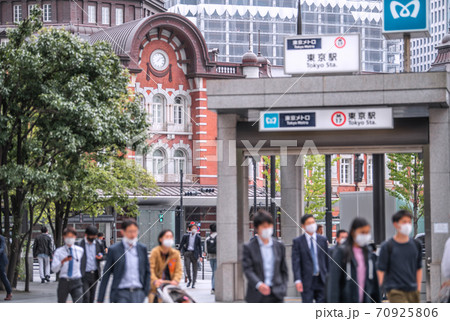 日本の東京都市景観　東京駅前・マスク姿（奥に赤レンガ駅舎）＝2020年10月28日 70925806