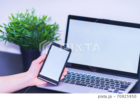 スマホとPC 【デジタル化のイメージ】 スマホとPC 【デジタル化のイメージ】 70925950