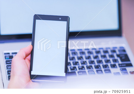 スマホとPC　【デジタル化のイメージ】 70925951