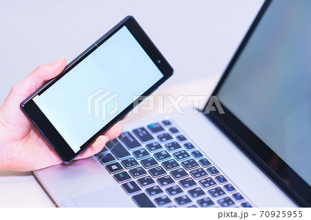 スマホとPC　【デジタル化のイメージ】 70925955