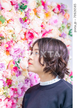 花壁に立つ若い女性 花壁に立つ若い女性 70926585