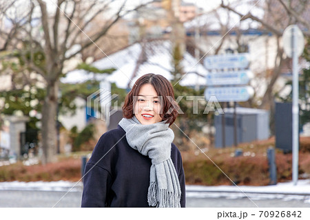 函館元町を観光する若い女性 70926842
