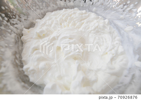手作りケーキの生クリームの写真素材