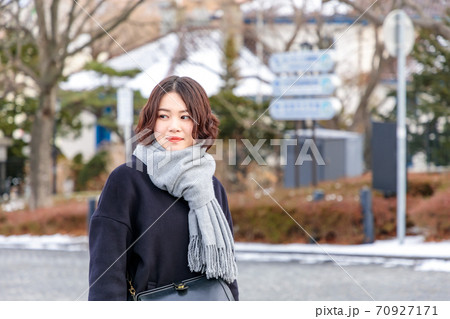 函館元町を観光する若い女性 70927171