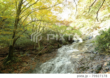 秋の紅葉ピークの時期の福島県の安達太良山のあだたら渓谷 秋の紅葉ピークの時期の福島県の安達太良山のあだたら渓谷 70927178