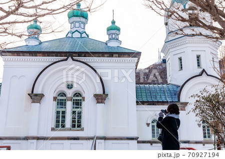 函館元町を観光する若い女性 70927194
