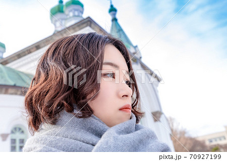 函館元町を観光する若い女性 70927199