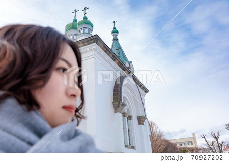 函館元町を観光する若い女性 70927202