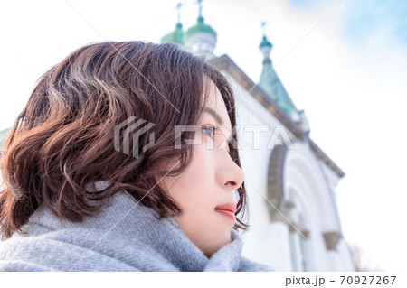 函館元町を観光する若い女性 70927267