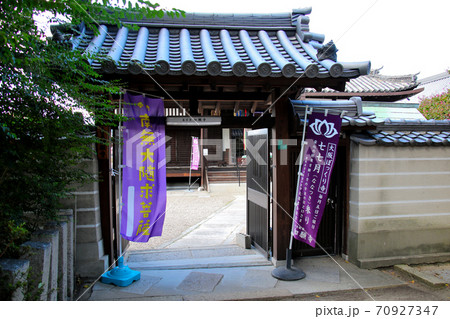 大阪・平野区喜連環濠都市の街歩きで見つけた大阪ぽっくり寺、如願寺の神社との間にある山門 70927347