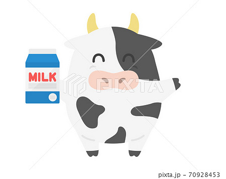 牛乳パックを持った牛のキャラクターのイラスト 牛乳パックを持った牛のキャラクターのイラスト 70928453
