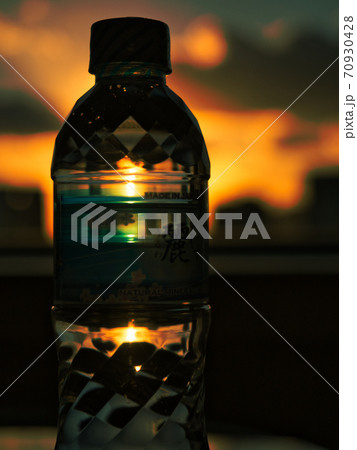 ボトルに透ける夕日 ボトルに透ける夕日 70930428