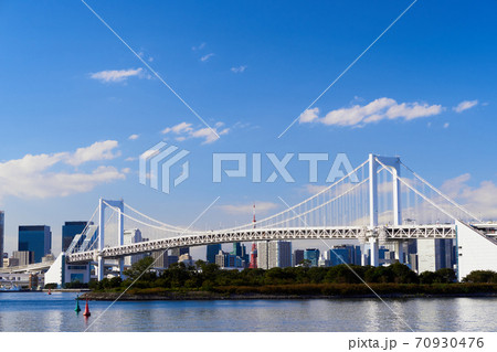 レインボーブリッジと東京湾の海岸 70930476