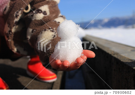 初めての小さな雪だるま 70930602