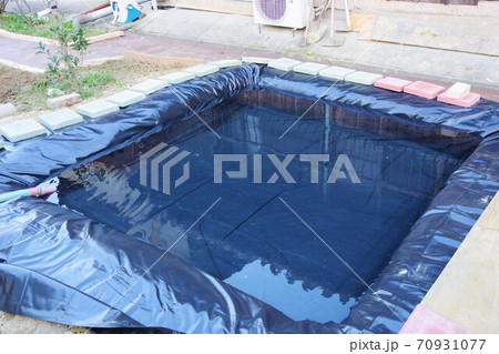 庭での池作りの過程（入水） 70931077