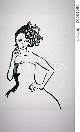 ドレスをきてポーズする自信あふれた女性 70931096