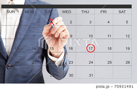 Unrecognizable businessman hand marking dates with red marker on virtual calendar Unrecognizable businessman hand marking dates with red marker on virtual calendar 70931491