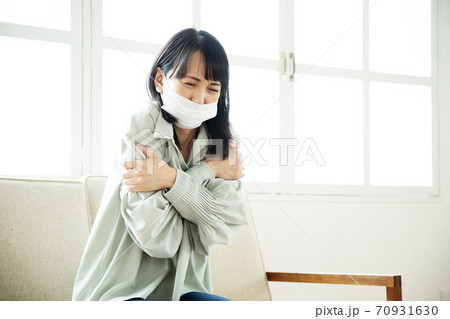 マスクをしている体調不良の女性 マスクをしている体調不良の女性 70931630