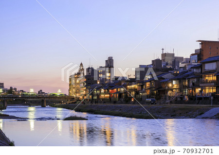 京都の夕景　秋の鴨川と四条河原町 70932701