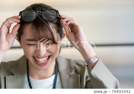 眼鏡を頭にかける女性の写真素材