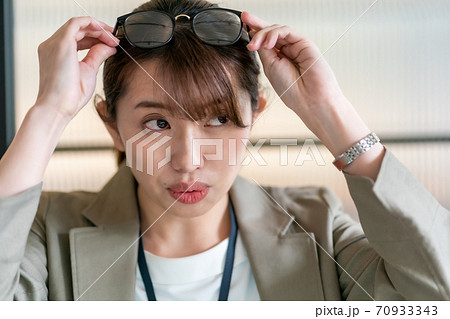 眼鏡を頭にかける女性の写真素材