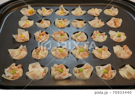 たこ焼き器でしゅうまい【調理中・加熱前】 70933440