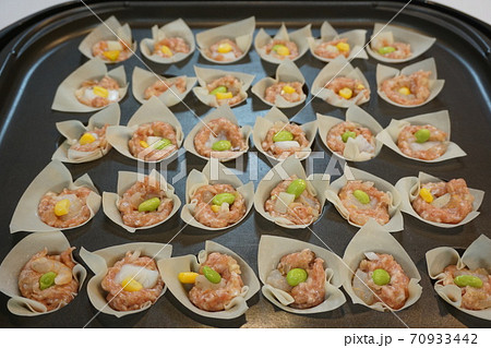 たこ焼き器でしゅうまい【調理中】 70933442