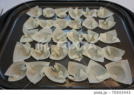 たこ焼き器でしゅうまい【調理中・皮のみ】 たこ焼き器でしゅうまい【調理中・皮のみ】 70933443