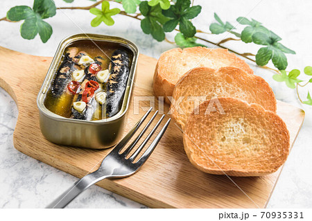 オイルサーディンとフランスパン 70935331
