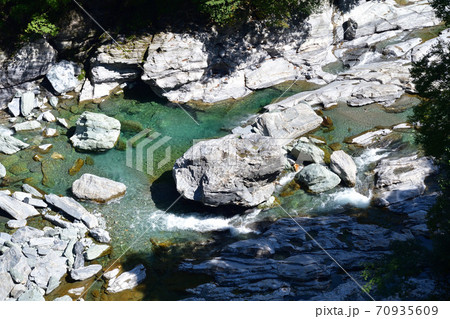 透明度のある祖谷渓の水面と白い岩 透明度のある祖谷渓の水面と白い岩 70935609