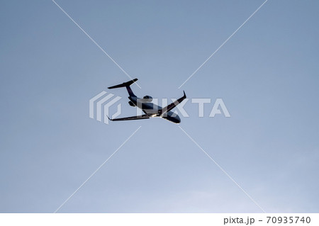 離陸後、上昇していく小型ジェット旅客機 離陸後、上昇していく小型ジェット旅客機 70935740
