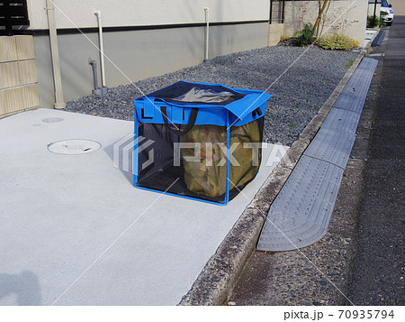 ネット付きゴミ収集ボックスで鳥害を防いだゴミ袋 70935794