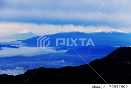 北アルプス　燕岳からの風景　富士山と南アルプス（甲斐駒ヶ岳、北岳、仙丈ヶ岳）遠景 70935900