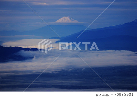 北アルプス　燕岳からの風景　松本、諏訪を覆う雲海と富士山遠景 70935901