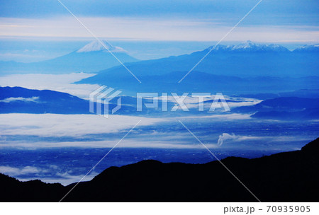北アルプス　燕岳からの風景　富士山と南アルプス（甲斐駒ヶ岳、北岳、仙丈ヶ岳）遠景 70935905