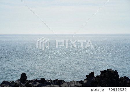 岩場からの水平線の風景1 夏 岩場からの水平線の風景1 夏 70936326