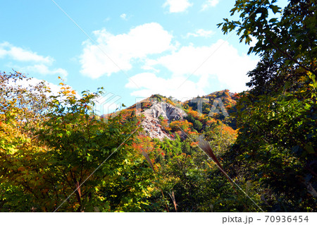 三重県三重郡菰野の紅葉の風景、秋、秋景色、秋色、【10月】 三重県三重郡菰野の紅葉の風景、秋、秋景色、秋色、【10月】 70936454