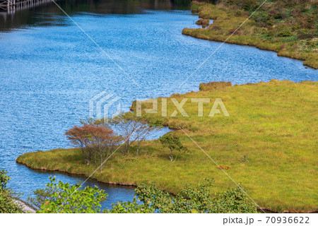 県立赤城公園　鳥居峠から見下ろす覚満淵　初秋の風景 70936622
