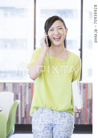 電話をするOL 電話をするOL 70936928